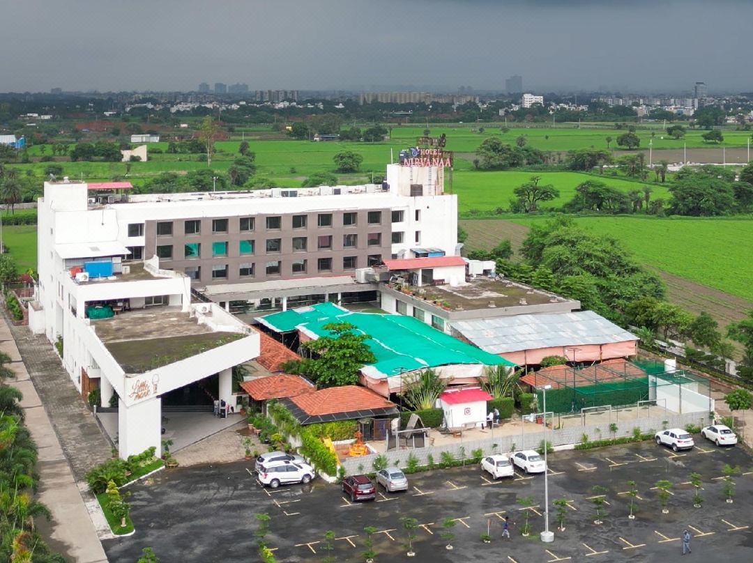 Monk's Nirvanaa Hotel & Resort - インドール