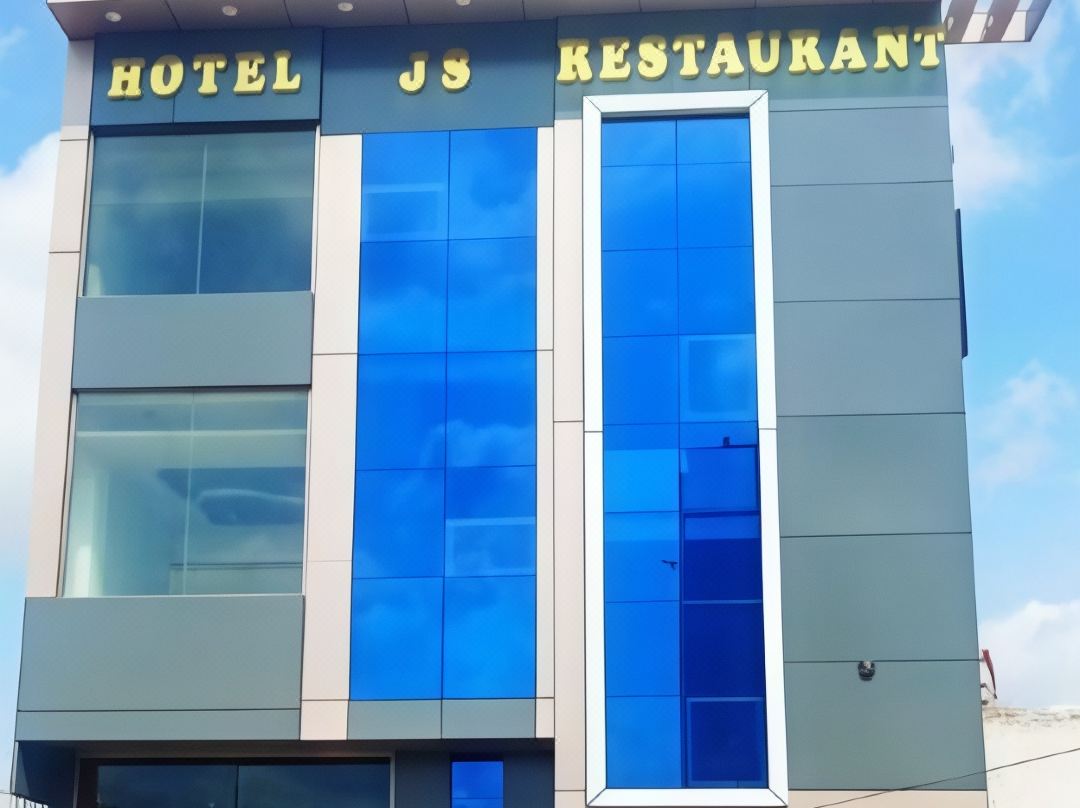 Hotel J.s Restaturant By Wb Inn - Tundla