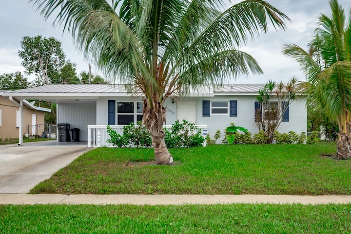 Enjoy Florida From This Central Located 3/1 House - Juno Beach, FL
