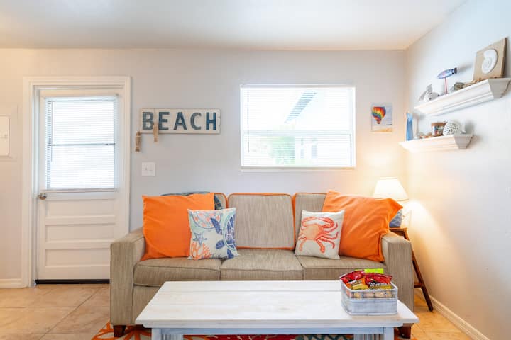 Private Guest House Sleeps 4 W/pool & Near Beach! - Gulfport