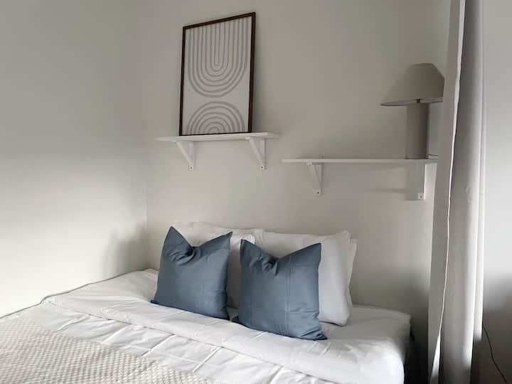 Cozy And Modern Top-floor Apartment In ÖStermalm - Danderyd