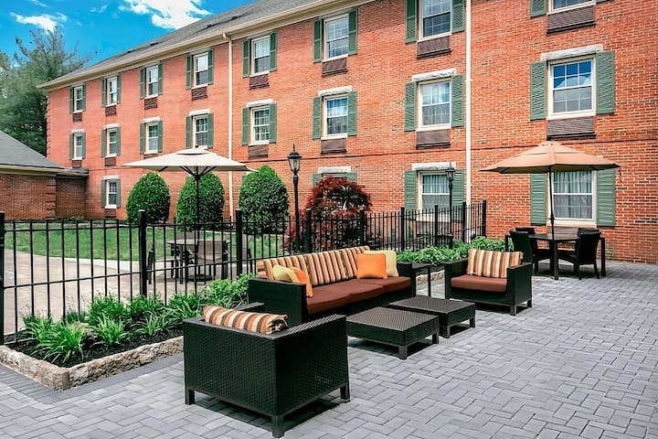 Family Hotel With Self Parking & Swimming Pool! - Red Bank, NJ