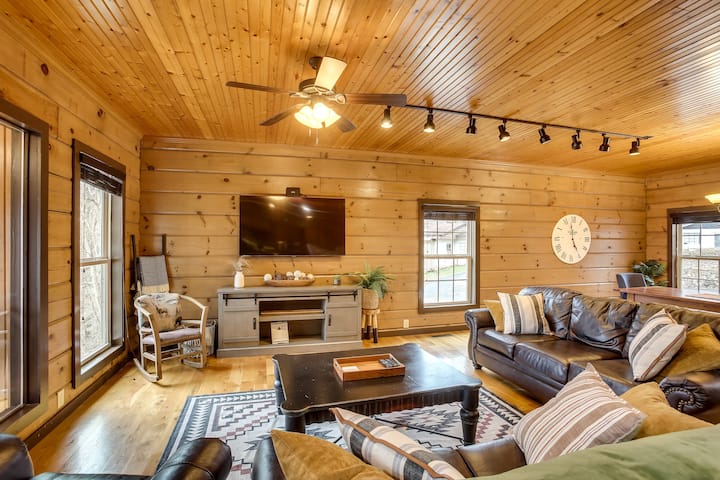 Peaceful Celina Cabin W/ Hot Tub & Lake View! - Dale Hollow Reservoir