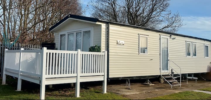 Impeccable 3-bed Caravan In Clacton-on-sea - Frinton-on-Sea