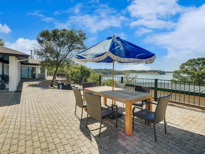 Lakeside Living At Its Finest | Bar, Jacuzzi - Lake Worth, TX