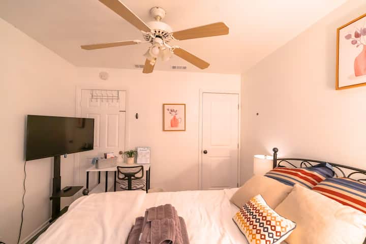 Pet-friendly Room Near Airport With Free Parking - Ontario, CA