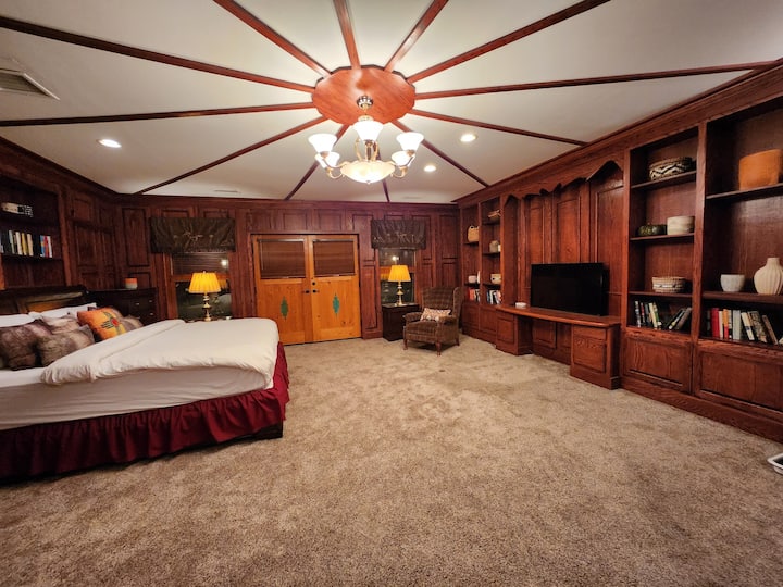 Cuarto De Enchantment King Bed & Sofa Bed - Corrales, NM