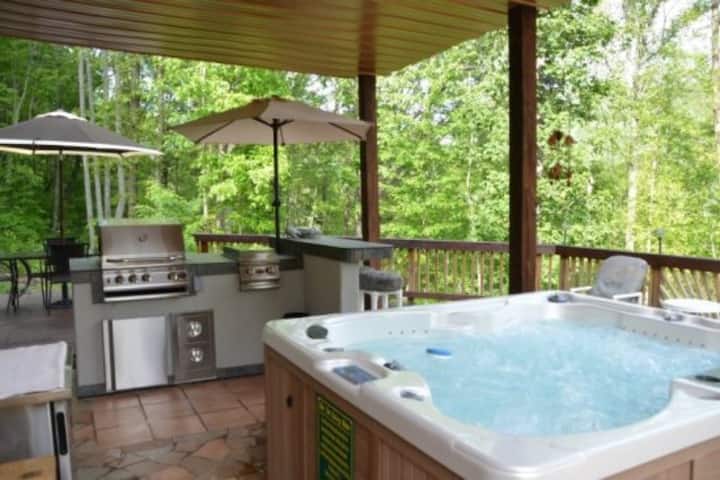 Bear Bottoms Chalet -- Private And Romantic Getaway With Outdoor Kitchen - Bryson City, NC