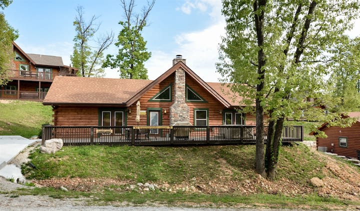 Lunker Lodge Awaits Your Family - Table Rock Lake