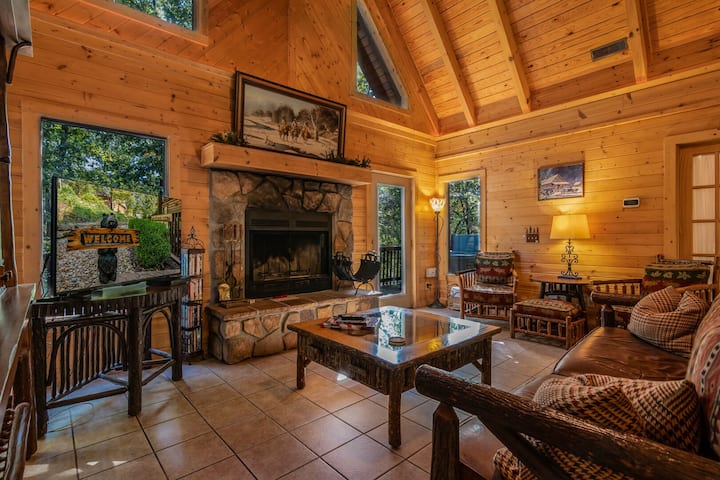 Secluded, Hottub, Woods, Firepit-carcharger - Missouri
