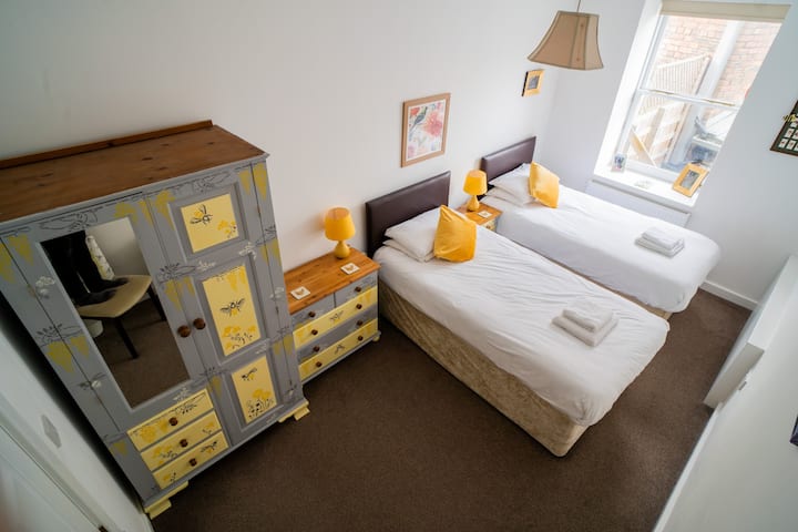 Bumblebee, Pet Friendly Apartment In New Mills - 馬格斯菲特