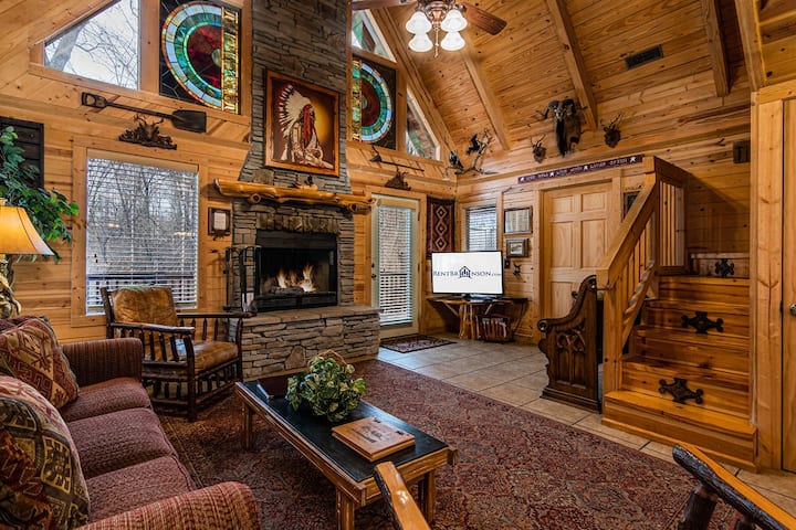 Real Cabin, Hottub, Loft, Gametable,near Big Cedar - 密蘇裡州