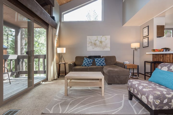 Clean, Tranquil Townhome Located In Tahoe City - Tahoe City, CA