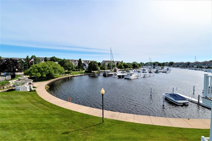 Quiet Waters - Waterfront Condo On Harbor - Michigan