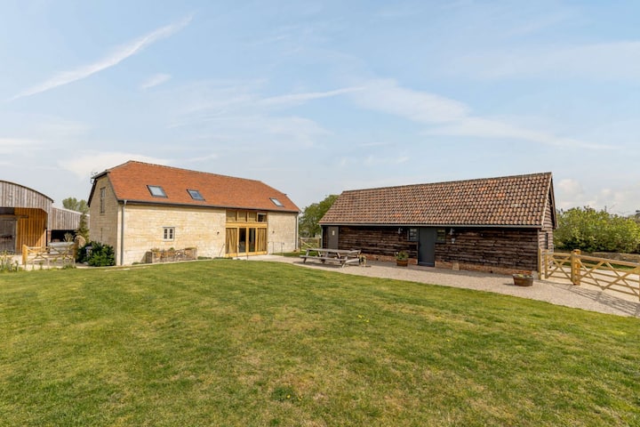 Classic Family Barn Conversion With Hot Tub - High & Little Barns - Oxfordshire
