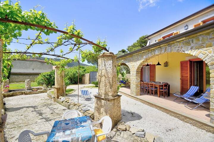 Villa Deneria: A Characteristic And Welcoming Cottage Surrounded By The Greenery, With Free Wi-fi. - Campania