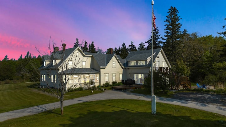 Quaint Maine Coast Cottage - New England