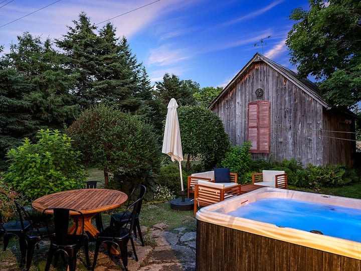 The Gem - Beautiful Farmhouse With Hot Tub! - Sand Banks, ON
