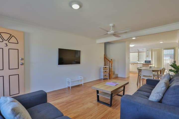 King , Queen And Twin 3 Bed Townhouse With Air-conditioning & 2 Toilets! - Bundaberg Regional Airport