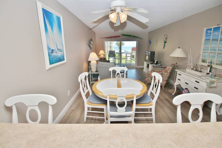 Ocean View, Lovely Décor & Close To Everything - New Smyrna Beach, FL