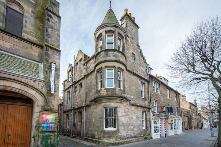 Fabulous 4 Bedroomed Townhouse In The Heart Of St Andrews - Fife