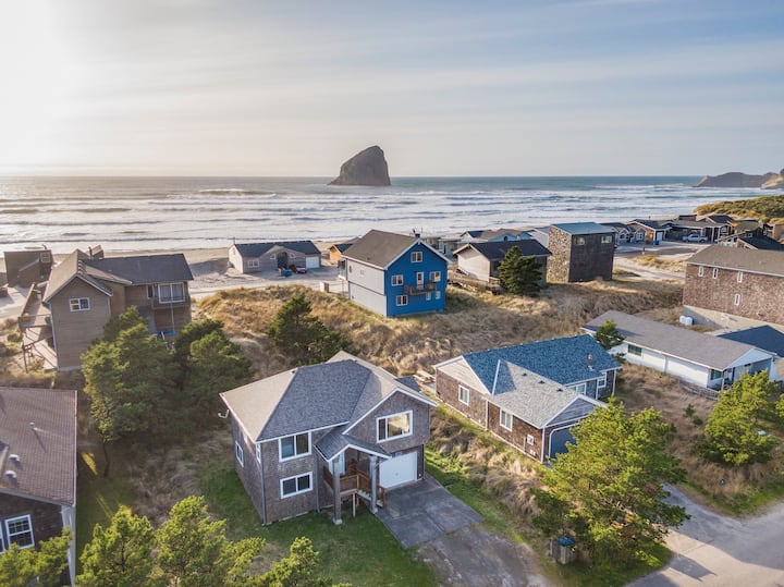 Beach Bungalow #151 - Lovely Family Sized Home 1 Block To Beach. Great Open Layout. - Pacific City, OR