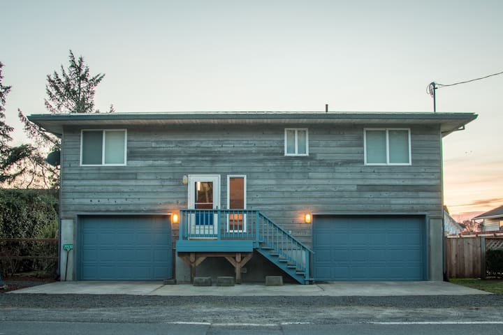 Slow Down House #124 - Affordable Cabin On The Canal In Pacific City.. Fun Game Room! - Pacific City, OR