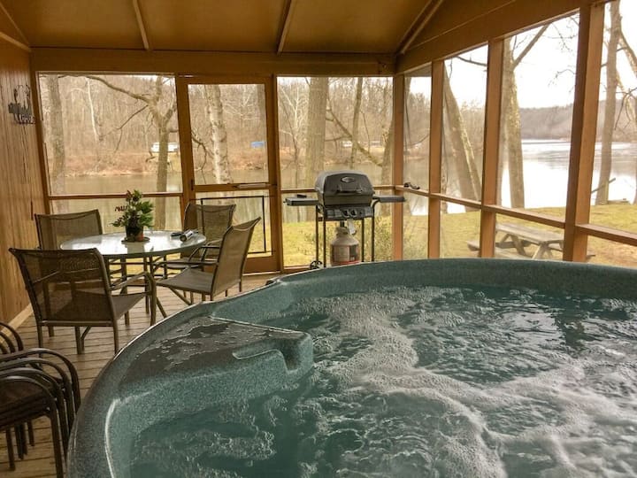 Riverfront Cabin With New Hot Tub - Rileyville, VA