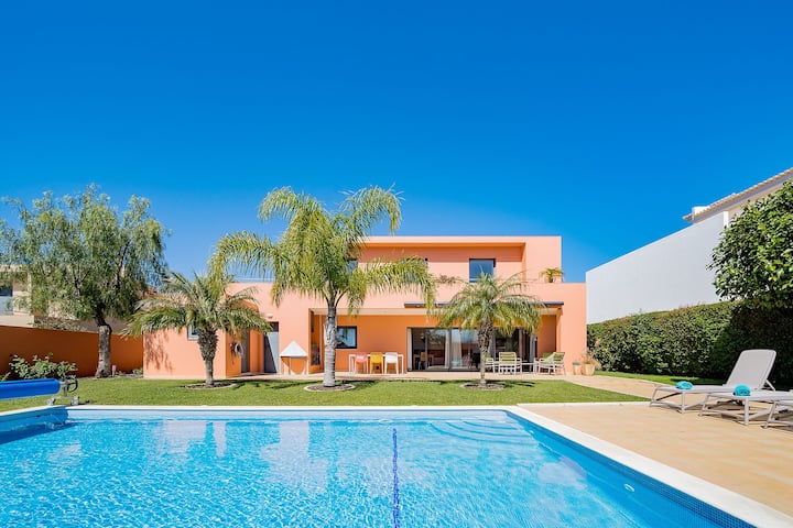 Villa For 6 People With Views Of The Swimming Pool - Lagos