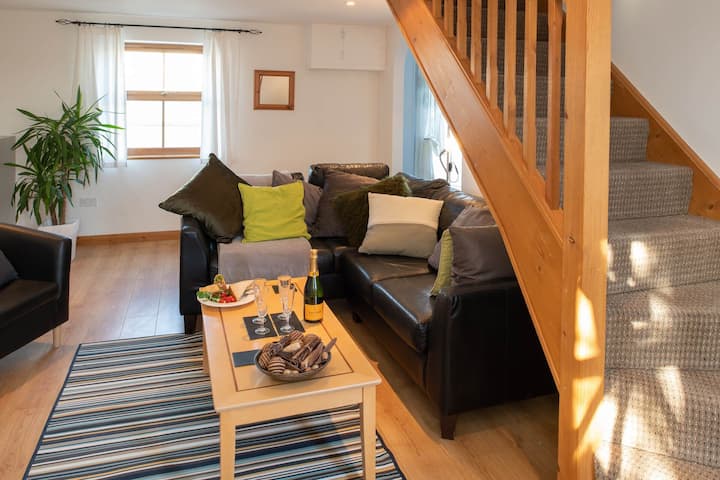 Y Stabl: Rural Pet-friendly Anglesey Retreat, 5 Minute Drive To Beaches - England