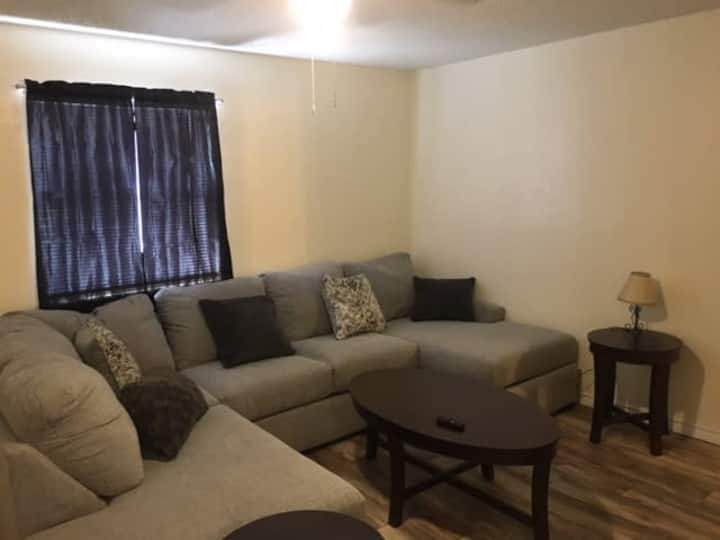 Close To Fort Sill Upstairs 1 Bedroom Apartment! - ロートン, OK