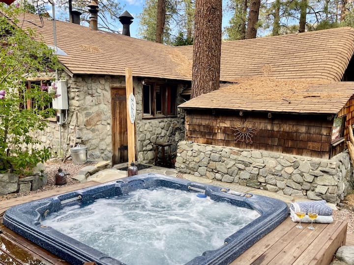 Moonlight Retreat W/ Hot Tub & Fireplace - Mount Baldy, CA
