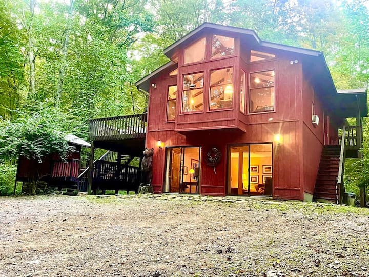 Escape To The Woods & Stay In This Gorgeous 4 Bdr, 3 Bth, Mountain Cabin - Berkeley Springs, WV