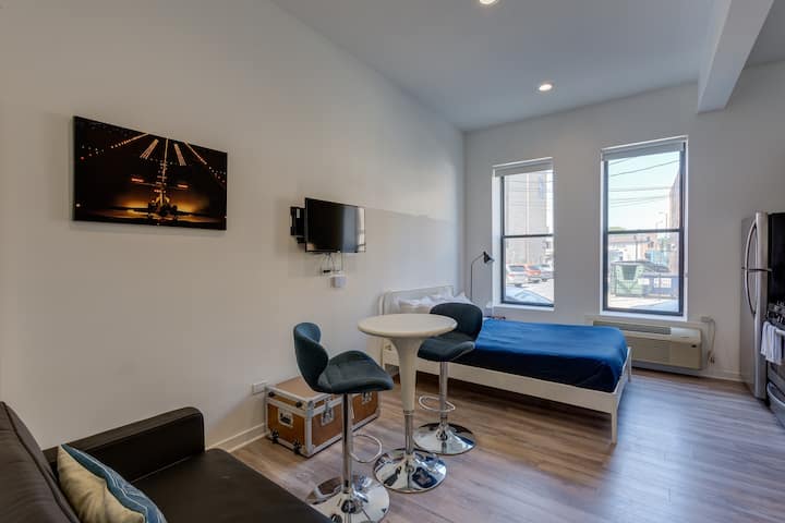 Stylish Studio Offers The Perfect Location For Your Windy City Wanderings - 747 Lofts Cabin 101 By Redawning - Oak Park, IL