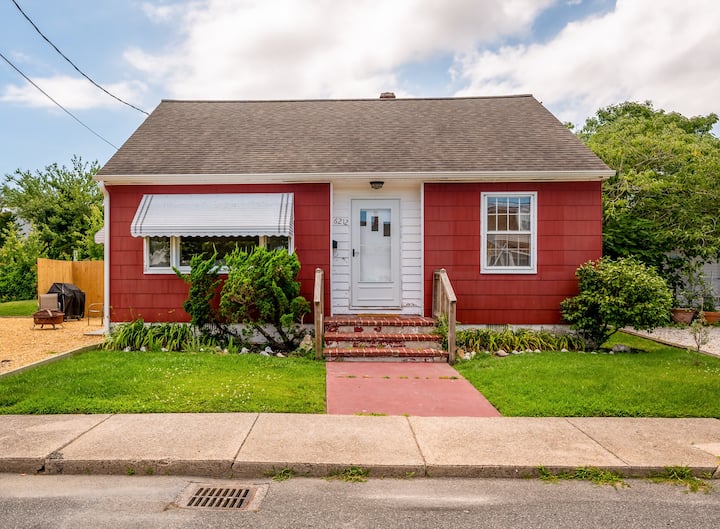 Little Red Cottage - Live Like A Local! - Chincoteague, VA