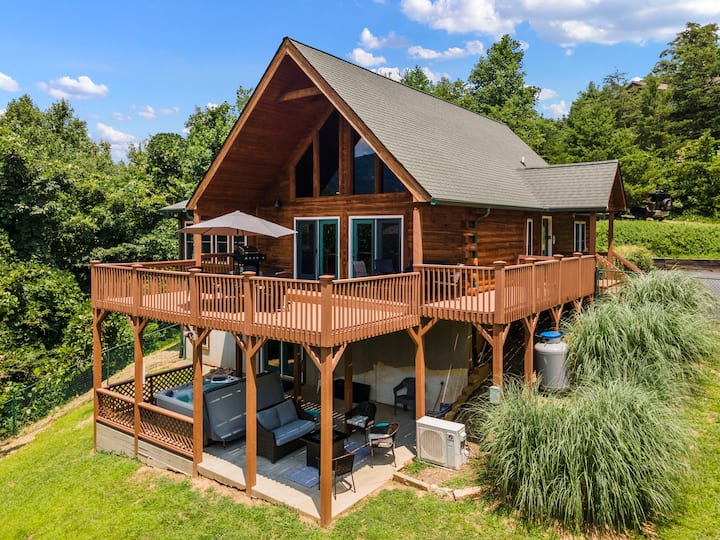 Hillside Hideaway Cabin With Views, Hot Tub, Game Room ~ 1 Mile To The Lake! - Lake Lure, NC
