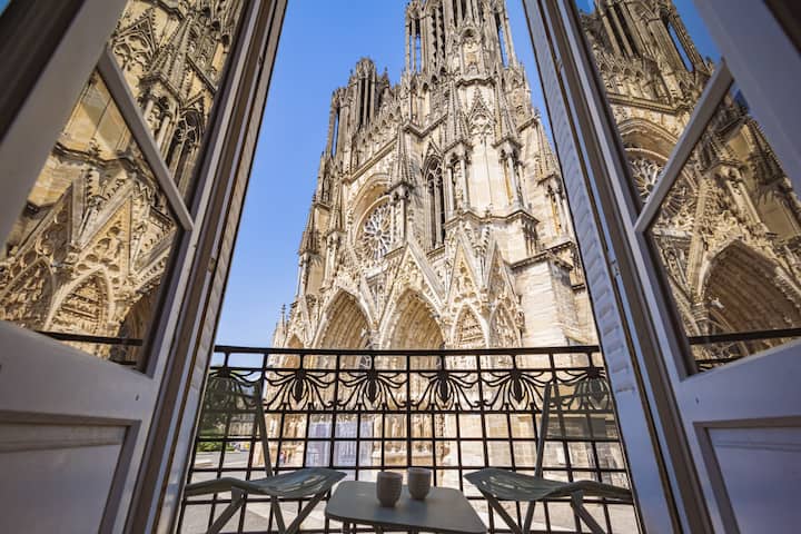 Au Pied De La Cathédrale Vuemagique - Reims