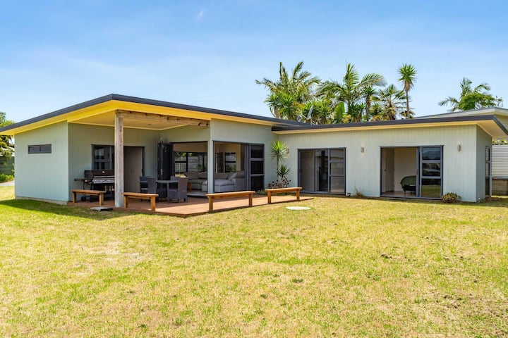 Norfolk - Sunny, Pet-friendly 2 Bedroom Home In Quiet Right Of Way - Mangawhai Heads