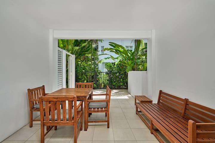 Beach club 2 bedroom apartment with an easy access to the resort's lagoon - Cairns