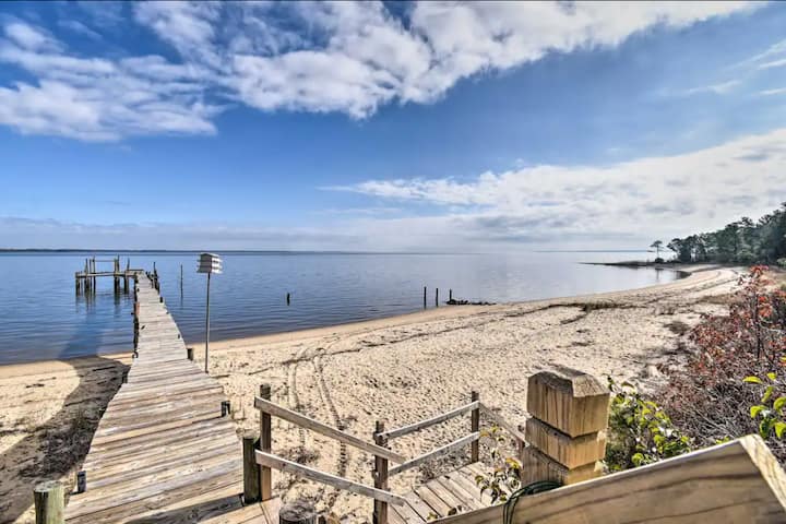 The Hawaiian Hideaway: Vibrant Riverfront Gem W/ Dock & Private Beach!! - Isle of Wight County