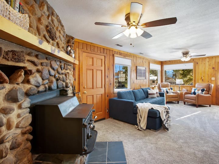 Cheerful Retreat W/ Hot Tub | Fireplace | View - Woodland Park, CO