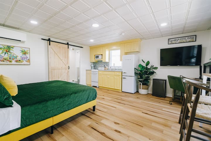 The Little Lemon Studio | King Bed | Office Space - Rock Hill