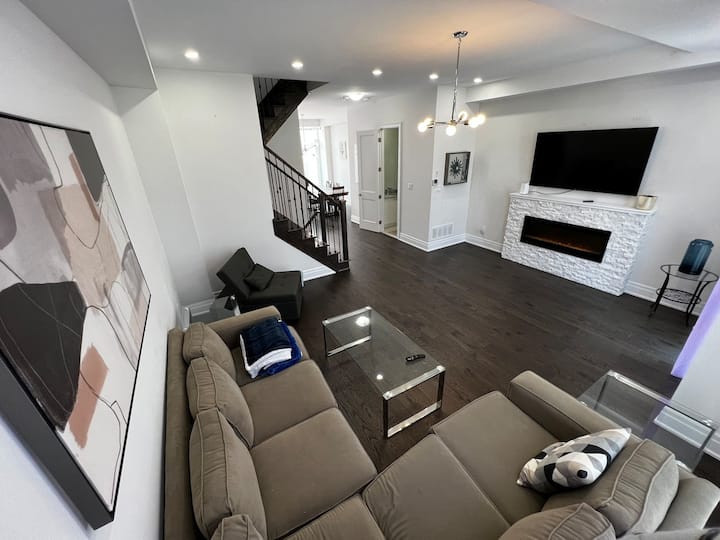 Luxury 10' Ceiling Townhome With Large Open Patio - Vaughan
