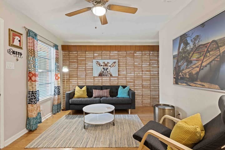 Updated 2/1 Near Soco And Downtown. 2 King Beds. - The Pecan Street Festival