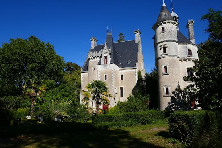 Château Xiv Siècle, Tour Xixème Séparée, Rénové, - Valençay