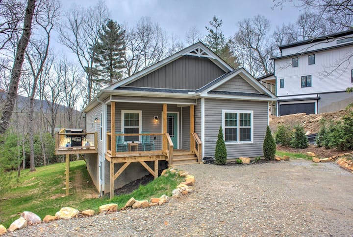 Dog-friendly 'Pineview Bungalow' W/ Wooded Views - Black Mountain, NC