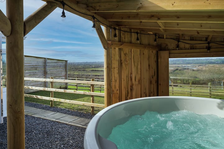 Willow Cottage - Hot Tub, Alpacas And Views! - 앵글시
