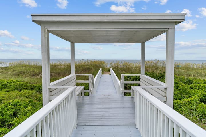 Dog Friendly Caswell Beachfront Cottage - W/linens - Southport, NC