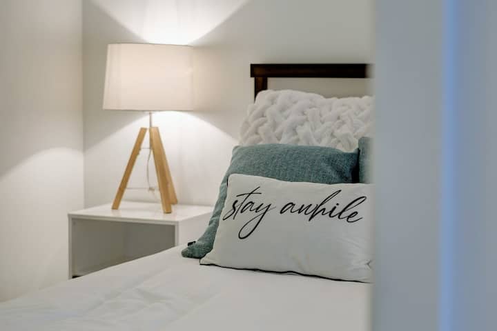 Modern, Quiet + Central One Bedroom - Oak Bay
