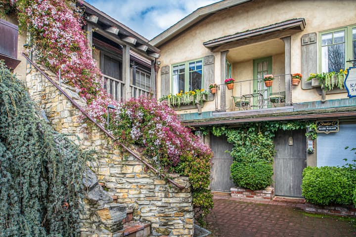 3795 Newly Renovated Flat In The Heart Of Carmel, - Carmel-by-the-Sea, CA